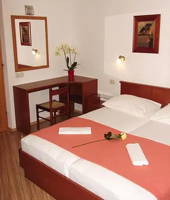Krevet ili kreveti u jedinici u objektu Studio Apartment in Brela with Sea View, Terrace, Air Conditioning, Wi-Fi (3524-4)