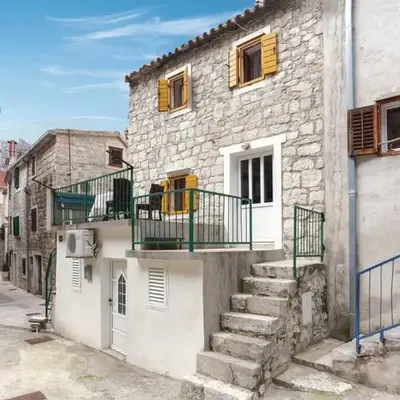 Apartments with parking space Omis - 16185