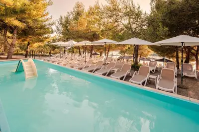 Bazen u objektu Gava Waterman Island Cottages - All Inclusive ili u blizini