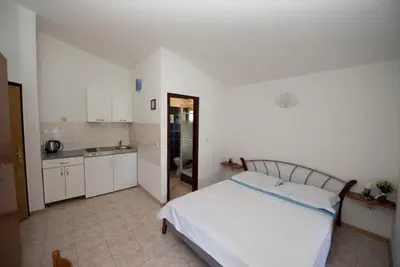 Kuhinja ili čajna kuhinja u objektu Apartment in Duce with sea view, balcony, air conditioning, Wi-Fi (132-3)