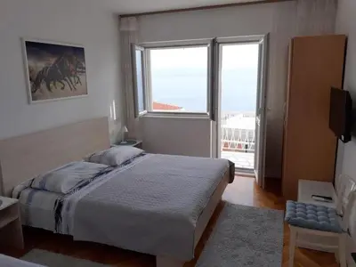 Krevet ili kreveti u jedinici u objektu Apartment in Omiš with sea view, balcony, Wi-Fi (161-3)
