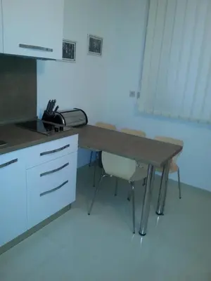 Kuhinja ili čajna kuhinja u objektu Beach apartment in the center of Brela