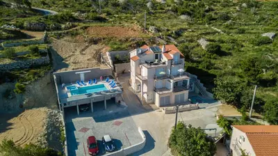 Bazen u objektu Apartments Pušić ili u blizini