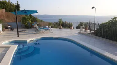Bazen u objektu Villa Blue View ili u blizini