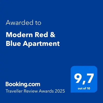 Certifikat, nagrada, logo ili neki drugi dokument izložen u objektu Modern Red & Blue Apartment