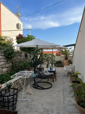 Popločani dio dvorišta ili vanjski dio objekta Jakov & Antonia Heritage Estate