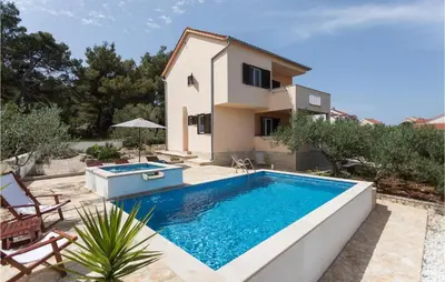 Bazen u objektu Awesome Home In Sutivan ili u blizini