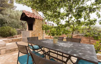 Vrt u objektu Awesome Home In Sutivan