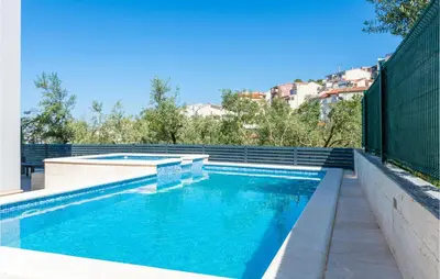 Bazen u objektu Two-Bedroom Apartment In Podstrana ili u blizini