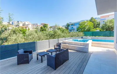 Bazen u objektu Two-Bedroom Apartment In Podstrana ili u blizini
