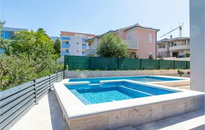 Bazen u objektu Lovely Apartment In Podstrana With Wifi ili u blizini