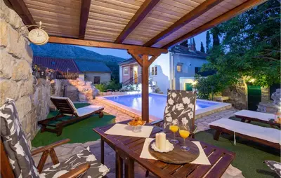 Popločani dio dvorišta ili vanjski dio objekta Gorgeous Home In Srinjine