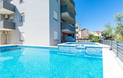 Bazen u objektu One-Bedroom Apartment In Podstrana ili u blizini