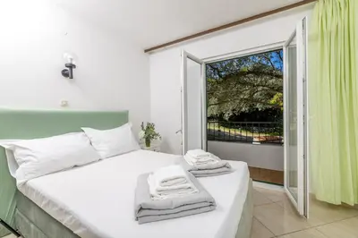 Krevet ili kreveti u jedinici u objektu Apartments by the sea Cove Pokrivenik, Hvar - 10427