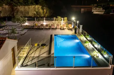 Bazen u objektu Apartments Tina ili u blizini