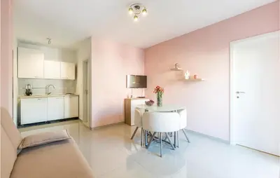 Kuhinja ili čajna kuhinja u objektu One-Bedroom Apartment In Podstrana
