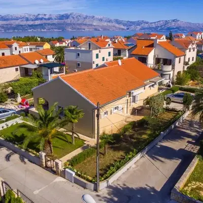 Apartments with parking space Supetar