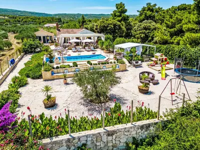 Bazen u objektu Holiday Home Villa Mutnik by Interhome ili u blizini