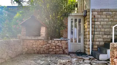 Zgrada u kojoj se nalazi vikendica