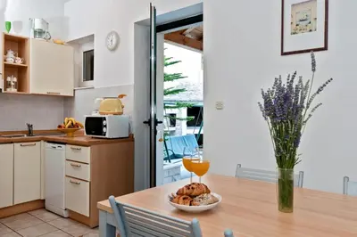 Kuhinja ili čajna kuhinja u objektu Apartment in Bol with Terrace, Air condition, WIFI, Dishwasher (3758-1)