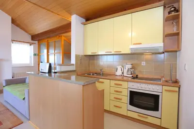 Kuhinja ili čajna kuhinja u objektu Apartments by the sea Duce, Omis - 16406