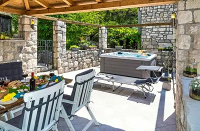 Tlocrt objekta Stonehouse Korlat with open-air jacuzzi