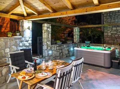 Tlocrt objekta Stonehouse Korlat with open-air jacuzzi