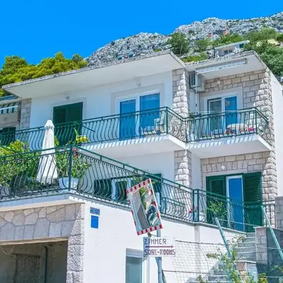 Apartments with parking space Brela