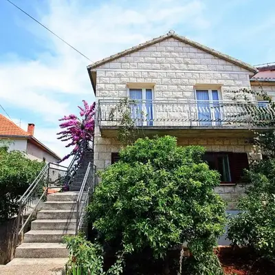 Apartments with parking space Supetar