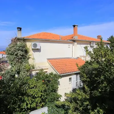 Apartments with parking space Supetar