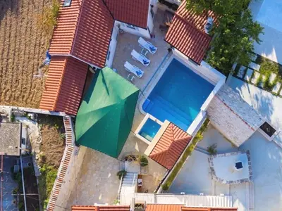 Bazen u objektu Holiday home Škrika ili u blizini