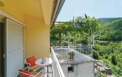 Balkon ili terasa u objektu 2 Bedroom Amazing Apartment In Slime