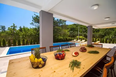Bazen u objektu Villa Tela ili u blizini