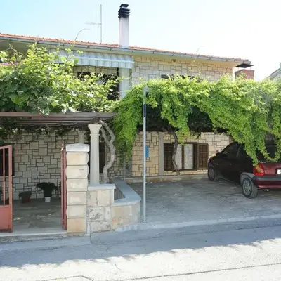 Apartments with parking space Supetar