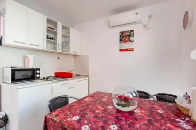Kuhinja ili čajna kuhinja u objektu Apartments by the sea Duce, Omis - 16877