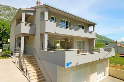 Pogled na planine ili pogled na planine iz apartmana