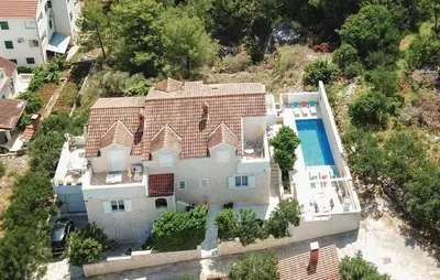 Bazen u objektu Family-friendly apartments with swimming pool Supetar, Brac - 16774 ili u blizini