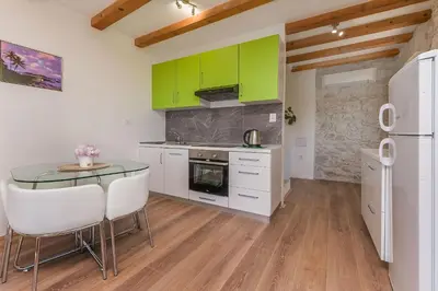 Kuhinja ili čajna kuhinja u objektu House Darijo