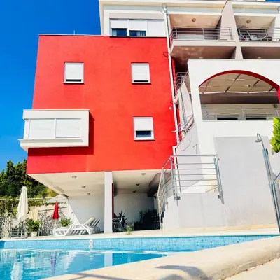 Bazen u objektu Luxury Apartments Villa Lenka ili u blizini