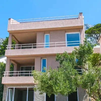 Apartments with parking space Brela