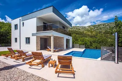 Bazen u objektu Villa Zora -luxurious villa with heated pool, sauna, 4 bedrooms, 10 persons max ili u blizini