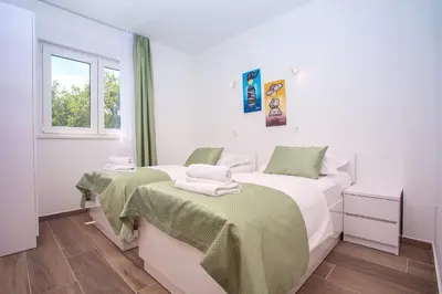 Krevet ili kreveti u jedinici u objektu Villa Zora -luxurious villa with heated pool, sauna, 4 bedrooms, 10 persons max