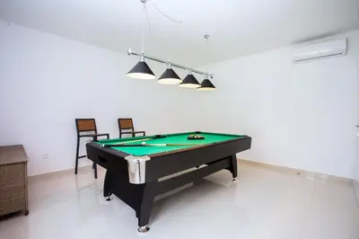 Stol za biljar u objektu Villa Zora -luxurious villa with heated pool, sauna, 4 bedrooms, 10 persons max