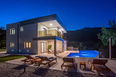 Bazen u objektu Villa Zora -luxurious villa with heated pool, sauna, 4 bedrooms, 10 persons max ili u blizini