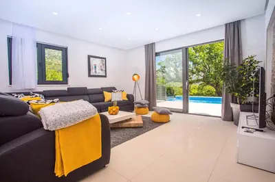 Bazen u objektu Villa Zora -luxurious villa with heated pool, sauna, 4 bedrooms, 10 persons max ili u blizini