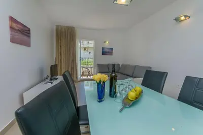 TV i/ili zabavni centar u objektu Apartments Villa Aquamarine