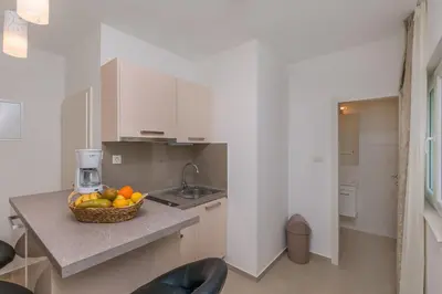Kuhinja ili čajna kuhinja u objektu Apartments Villa Aquamarine