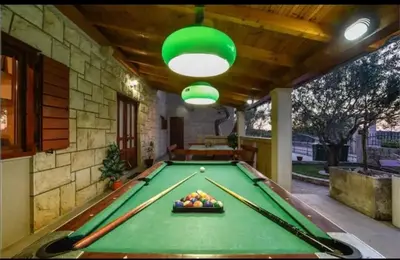 Stol za biljar u objektu House Niksi