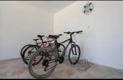 Vožnja biciklom pokraj objekta House Niksi ili u blizini