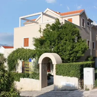 Apartments with parking space Postira